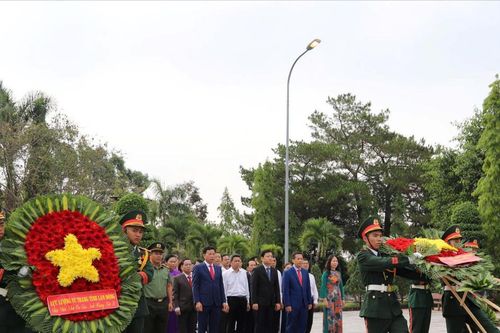 Lãnh đạo tỉnh Lâm Đồng viếng Anh hùng liệt sĩ tại Nghĩa trang Liệt sĩ Đắk Nông