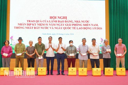 Trao quà của lãnh đạo Đảng, Nhà nước cho gia đình chính sách, hộ nghèo phường Phù Vân
