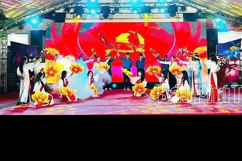Sôi nổi chương trình văn nghệ chào mừng các ngày lễ lớn tại xã Tân Lạc