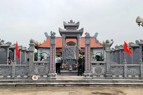 Con xin ở lại nơi đây chẳng về! (*)