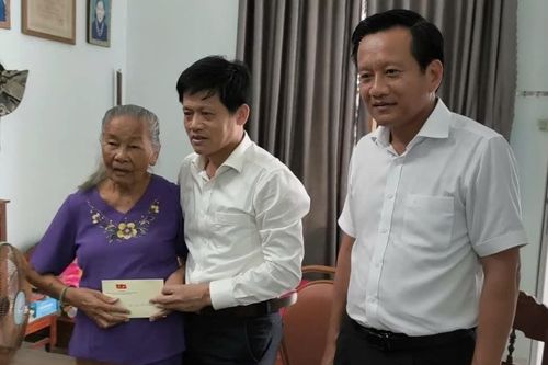 Đồng chí Lê Văn Bảo, Phó Chủ tịch UBND tỉnh thăm, tặng quà người có công với cách mạng