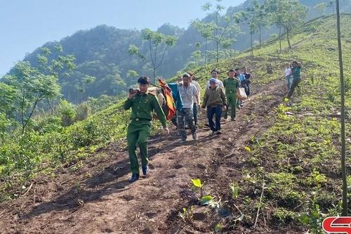 Công an xã Tô Múa hỗ trợ bệnh nhân đi cấp cứu kịp thời