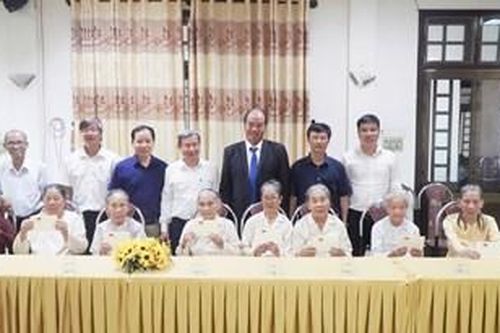 Thăm, tặng quà người có công tại Trung tâm Điều dưỡng, chăm sóc người có công