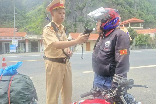 Những bóng áo vàng giữ bình yên trên cung đường du lịch phía Bắc
