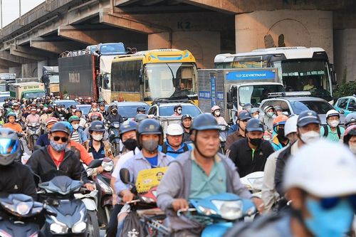 Đường cửa ngõ Thủ đô 'chật như nêm' trước thềm nghỉ lễ 30/4