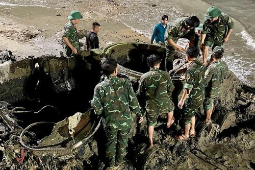 Trục vớt thành công xe tăng bị vùi lấp dưới biển Quy Nhơn