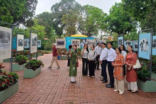 Hà Nội: Triển lãm ảnh tư liệu 'Âm vang ngày mới'