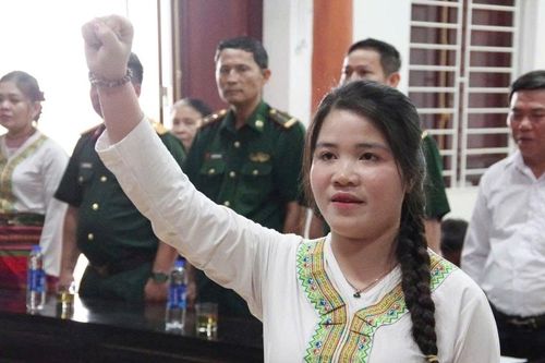 Nữ cử nhân đầu tiên của dân tộc Chứt vinh dự đứng trong hàng ngũ của Đảng