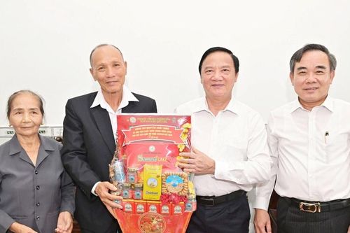 Phó Chủ tịch Quốc hội Nguyễn Khắc Định thăm, tặng quà gia đình chính sách tại Khánh Hòa
