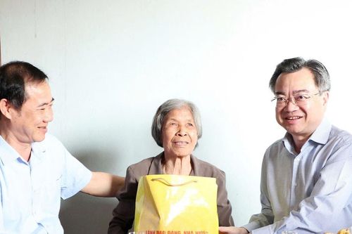 Trưởng Ban Chính sách, chiến lược Trung ương Nguyễn Thanh Nghị thăm, tặng quà gia đình chính sách tại Lâm Đồng