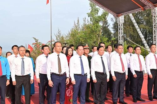 Phó Chủ tịch Quốc hội Nguyễn Khắc Định dự Lễ dâng hương tưởng niệm các chiến sĩ Gạc Ma tại Khánh Hòa