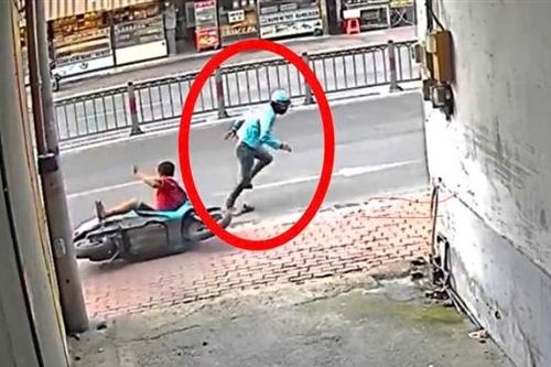 Bắt kẻ vờ mua rồi giật vàng bỏ chạy