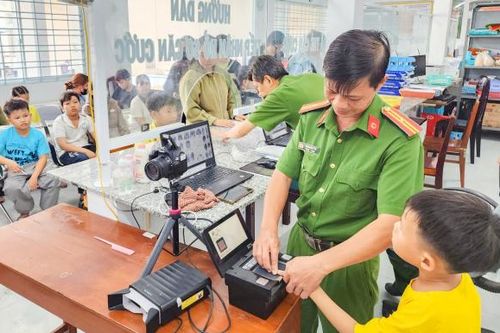 Công an phường ở Cần Thơ cấp căn cước, định danh điện tử cho người dân xuyên lễ