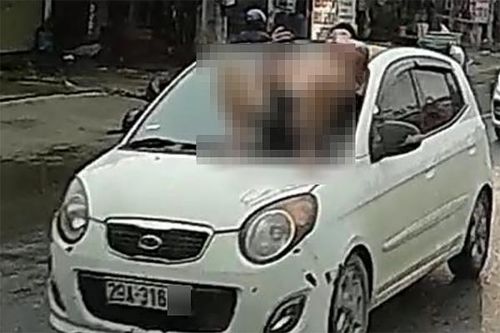 Nguyên nhân người đàn ông nằm nắp capo ô tô đang chạy