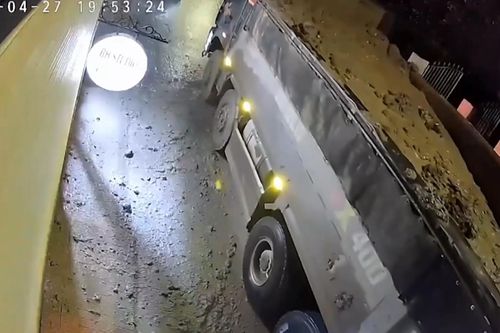 Tránh xe bus, xe tải phanh gấp, bùn đất tràn xuống đường