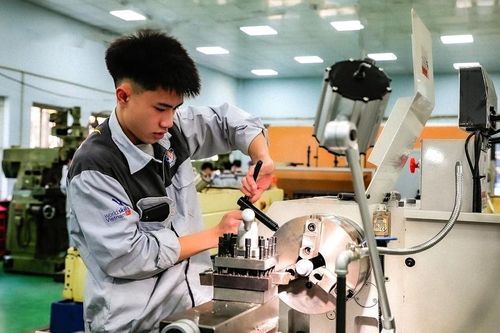 Chuẩn hóa giáo viên nghề, hóa giải rào cản chứng chỉ sư phạm để thu hút người giỏi