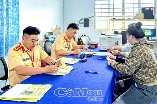 CSGT Cà Mau tận tụy phục vụ Nhân dân xuyên lễ