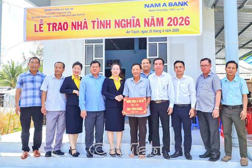 Bàn giao nhà tình nghĩa do Thượng tướng Lê Tấn Tới vận động tài trợ