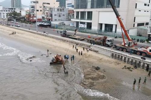 Trục vớt xác xe tăng lộ diện tại bãi biển Quy Nhơn