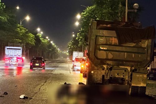 Xe máy va chạm xe ben trong đêm mưa dông, 2 người tử vong
