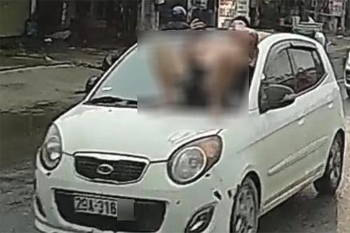 Xác minh clip người đàn ông cởi trần nằm trên nắp capo ô tô đang chạy ở Hà Nội