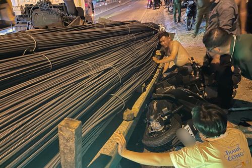 Thép rơi từ xe đầu kéo đè nát xe máy chạy cùng chiều