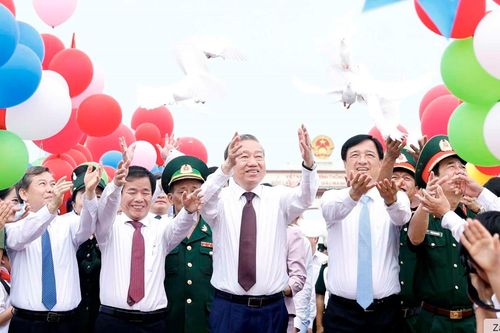 Tổng Bí thư, Chủ tịch nước dự Lễ thượng cờ 'Thống nhất non sông' tại Quảng Trị