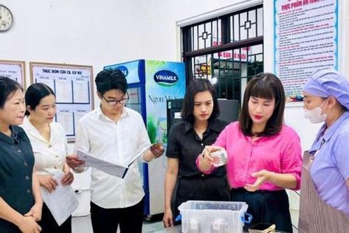 Xã Đan Phượng: Tổ chức ký cam kết bảo đảm an toàn thực phẩm trên địa bàn