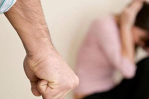 Giải cứu người phụ nữ bị chồng bạo hành trong đêm tại Hà Nội
