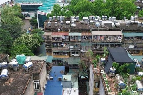 Tập thể cũ ở Hà Nội oằn mình cõng 'bom nước'