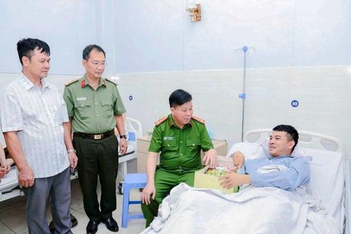 Hai cán bộ, chiến sĩ Công an Hải Phòng bị thương khi đang làm nhiệm vụ