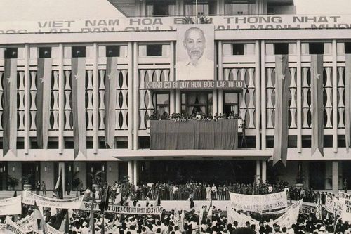 Triển lãm ảnh tư liệu 'Âm vang ngày mới' tại Hoàng Thành Thăng Long