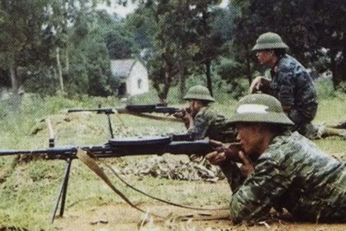 Súng máy hạng nhẹ DP-27, hỏa lực yểm trợ quan trọng một thời của bộ binh Việt Nam