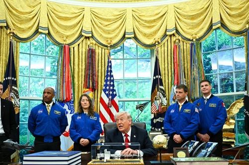 Tổng thống Trump tiếp phi hành đoàn Artemis II tại Nhà Trắng