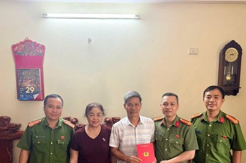 Tặng quà các chiến sỹ từng tham gia chiến trường miền Nam