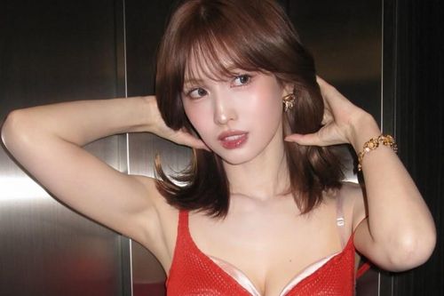 Vẻ gợi cảm của nữ ca sĩ Nhật