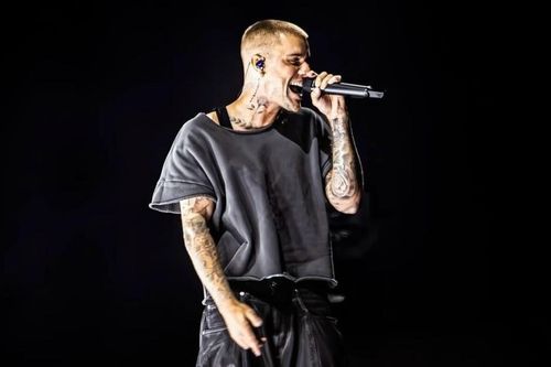 Ai đứng sau quần cạp trễ in chữ tiếng Việt của Justin Bieber?