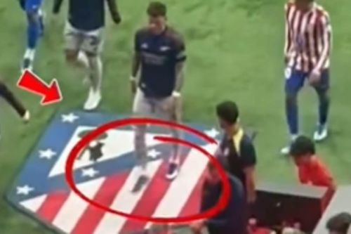 Cầu thủ Arsenal giẫm lên logo Atletico khiến HLV Simeone phẫn nộ