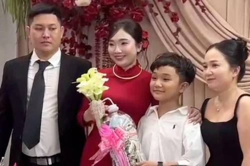 Cô dâu bật khóc khi thấy số 'tiền mừng' từ em họ trong ngày cưới