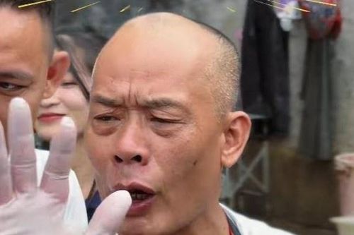 Quán lẩu gà 'van xin khách đừng tới' có động thái gây chú ý