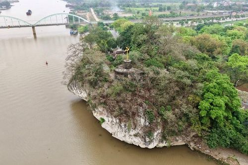 'Bảo tàng văn học' hơn 700 năm trên Dục Thúy Sơn