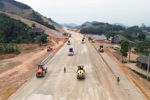 Công nhân làm xuyên lễ trên cao tốc nghìn tỉ đồng mở lối vùng cao Tuyên Quang