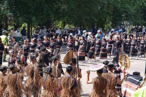 Măng Đen rộn ràng lễ hội đường phố