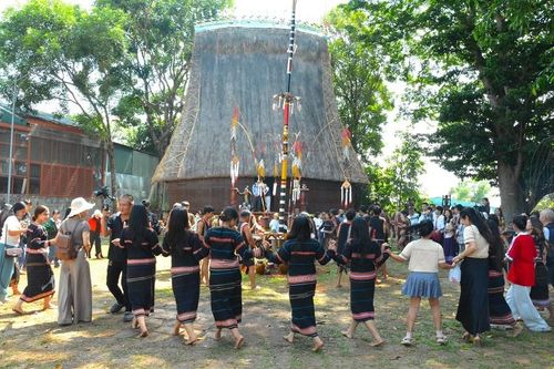 Gia Lai phục dựng lễ cúng nhà rông mới của người Jrai tại làng Ơp