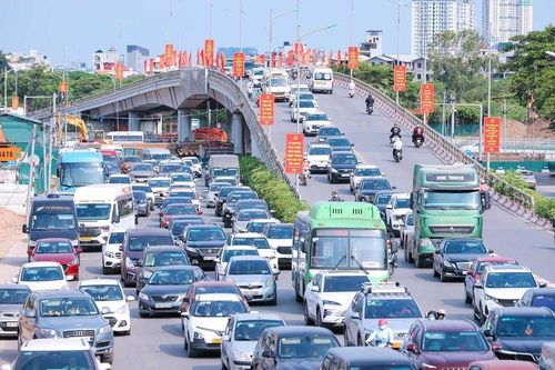 Người dân tấp nập rời Hà Nội trong ngày đầu kỳ nghỉ lễ 30/4 – 1/5
