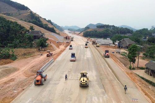 Công trường cao tốc Tuyên Quang-Hà Giang 'không nghỉ lễ', tăng tốc về đích