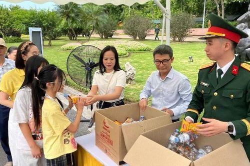 Tặng 45.000 suất quà cho người dân viếng Lăng Bác