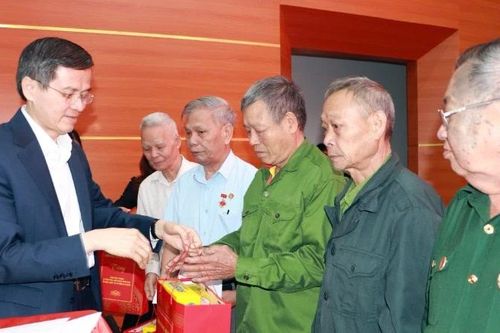 Đồng chí Đoàn Minh Huấn thăm và tặng quà các gia đình chính sách tại Lai Châu