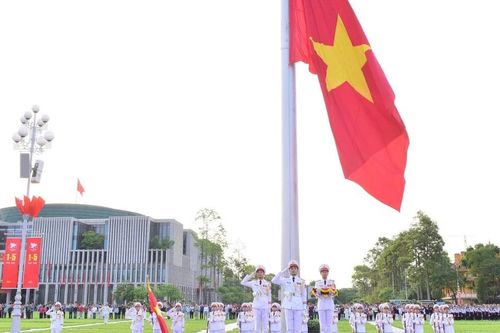 Thiêng liêng, xúc động Lễ chào cờ trong ngày kỷ niệm 51 năm non sông liền một dải