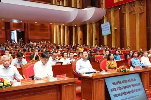 Phó Thủ tướng Thường trực Chính phủ Phạm Gia Túc thăm tặng quà tại Quảng Ninh